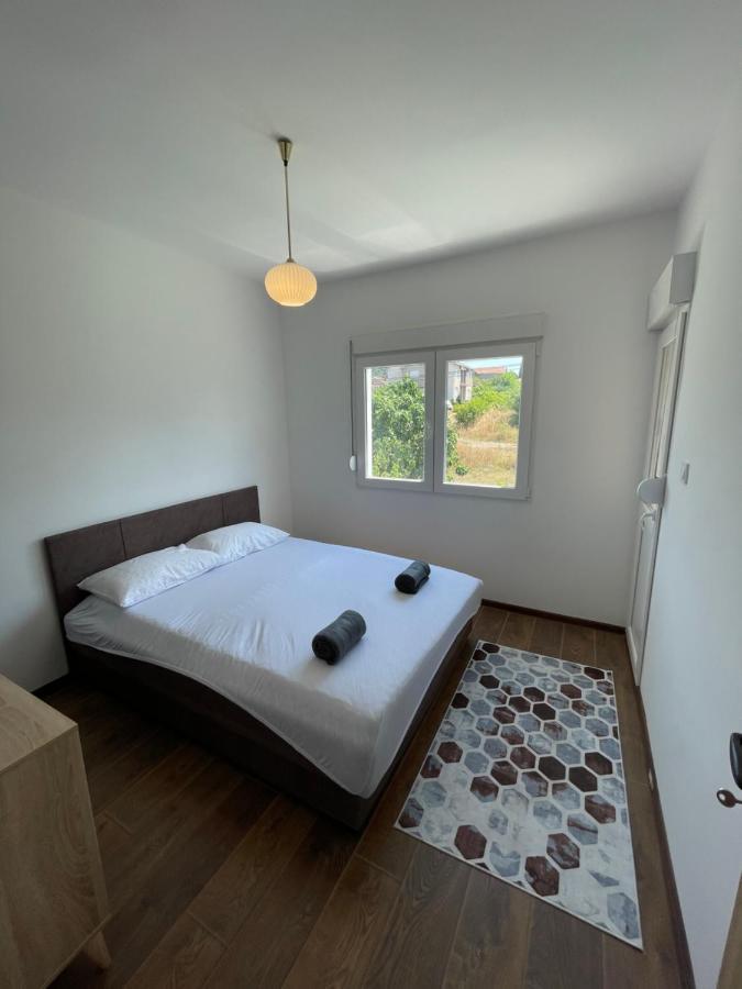 Entire 1-Bedroom Apartment With Free Parking Podgorica Esterno foto